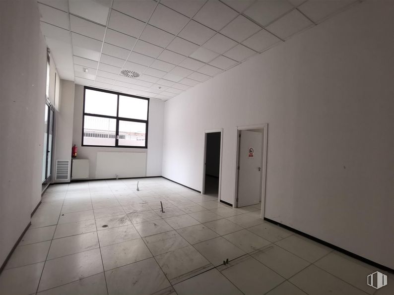 Office for rent at Calle Haya, 4, Carabanchel, Madrid, 28044 with window, door, building, fixture, hall, architecture, interior design, wood, flooring and floor around