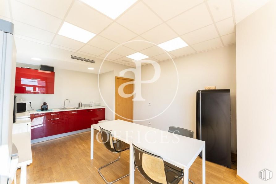 Oficina en venta en Paseo Castellana, Tetuán, Madrid, 28046 con mesa, ebanistería, silla, mueble, madera, edificio, alumbrado, pasillo, suelo y piso alrededor