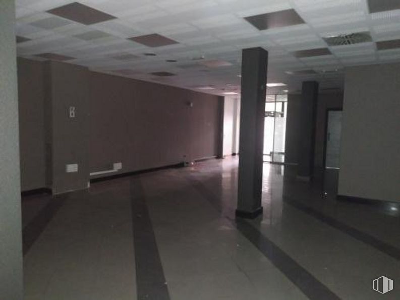 Retail for sale at Calle Real, San Sebastián de los Reyes, Madrid, 28700 with fixture, floor, building, flooring, hall, wood, tints and shades, ceiling, parking and space around