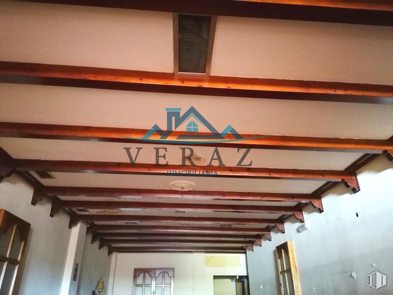 Retail for sale at Calle Joaquina Santander, Talavera de la Reina, Toledo, 45600 with wood, fixture, amber, tints and shades, beam, hardwood, wood stain, ceiling, symmetry and composite material around