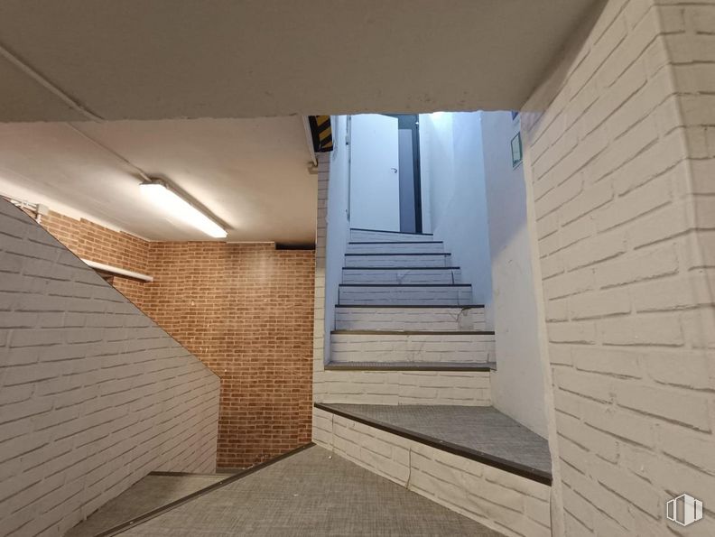 Local en venta en Calle Londres, Salamanca, Madrid, 28028 con lámpara, alumbrado, accesorio, madera, suelos, material compuesto, escaleras, material de construcción, simetría y ladrillo alrededor