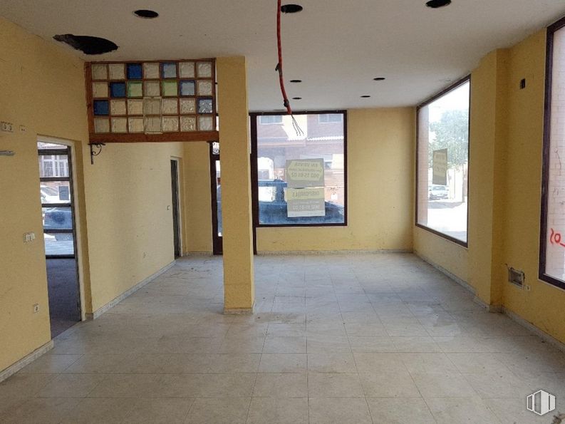 Local en alquiler y venta en Zona Reyes Católicos, Cuenca, 16004 con ventana, alumbrado, accesorio, piso, suelo, puerta, techo, vidrio, edificio y pasillo alrededor