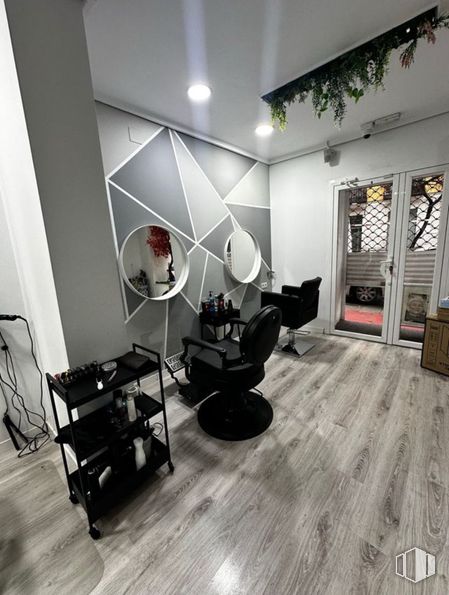 Local en alquiler en Calle Valverde, Centro, Madrid, 28004 con silla, mesa, interiorismo, techo, salón de belleza, plata, lámpara, diseño, aluminio y limpieza alrededor