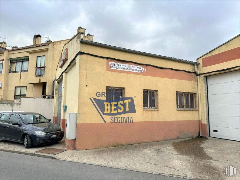 Nave en alquiler en Zona industrial La Lastrilla, La Lastrilla, Segovia, 40196 con coche, luz de estacionamiento, neumático, cielo, nube, rueda, ventana, vehículo, edificio y asfalto alrededor