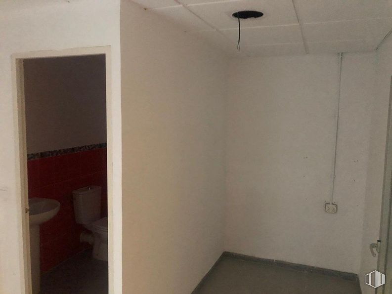 Retail for sale & for rent at Calle Fray Luis de León, Cuenca, 16001 with toilet, lighting, fixture, wood, interior design, floor, flooring, building, wall and material property around