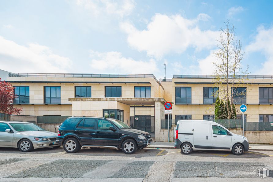 Office for sale at Calle Pollensa, 3, Las Rozas de Madrid, Madrid, 28230 with car, wheel, tire, van, window, cloud, automotive parking light, land vehicle, sky and vehicle around