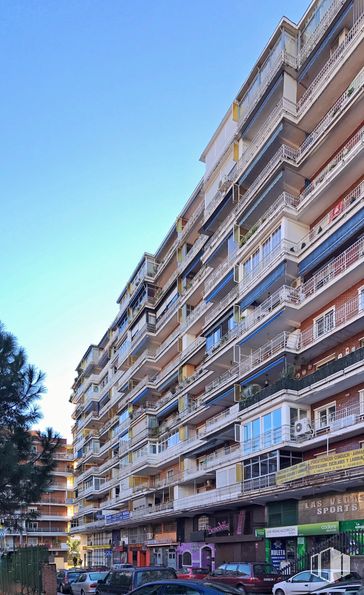 Local en alquiler y venta en Calle Porto Cristo, 13, Alcorcón, Madrid, 28924 con edificio, coche, cielo, neumático, rueda, diseño urbano, bloque de torre, barrio, zona residencial y vehículo alrededor