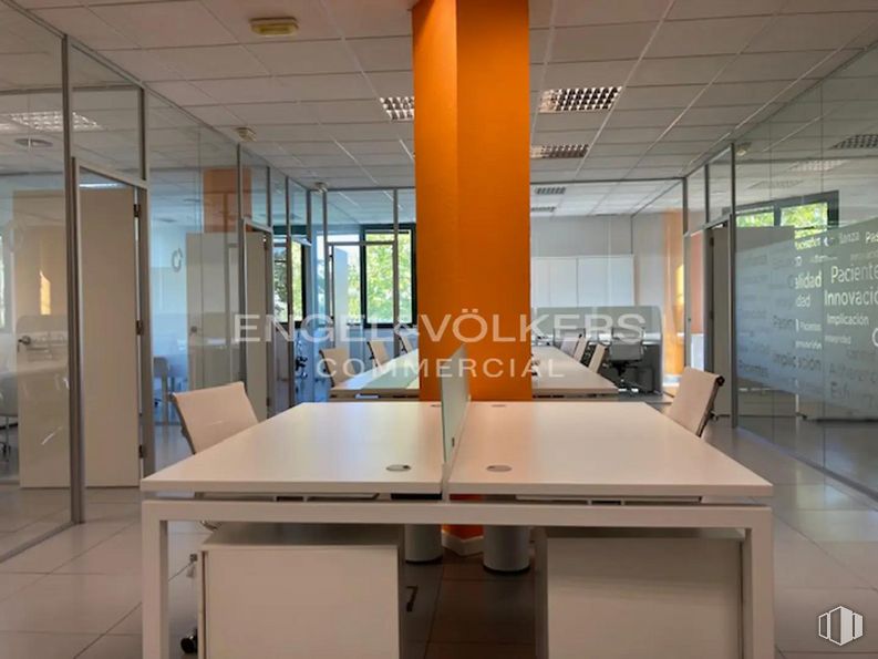 Office for rent at Calle Cólquide, Las Rozas de Madrid, Madrid, 28230 with table, furniture, fixture, desk, automotive design, building, chair, wood, flooring and glass around