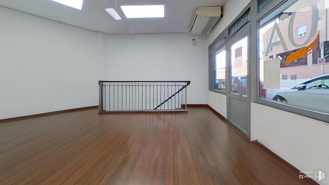 Retail for sale at Calle Martínez de la Riva, Puente de Vallecas, Madrid, 28018 with car, flooring, floor, wood flooring, wood, interior design, ceiling, laminate flooring, hardwood and hall around