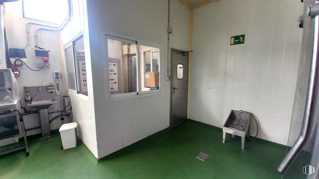 Industrial for sale at Pol. Ind. Prado Overa , Leganés, Madrid, 28914 with door, floor, machine, aluminium, cleanliness and transparency around