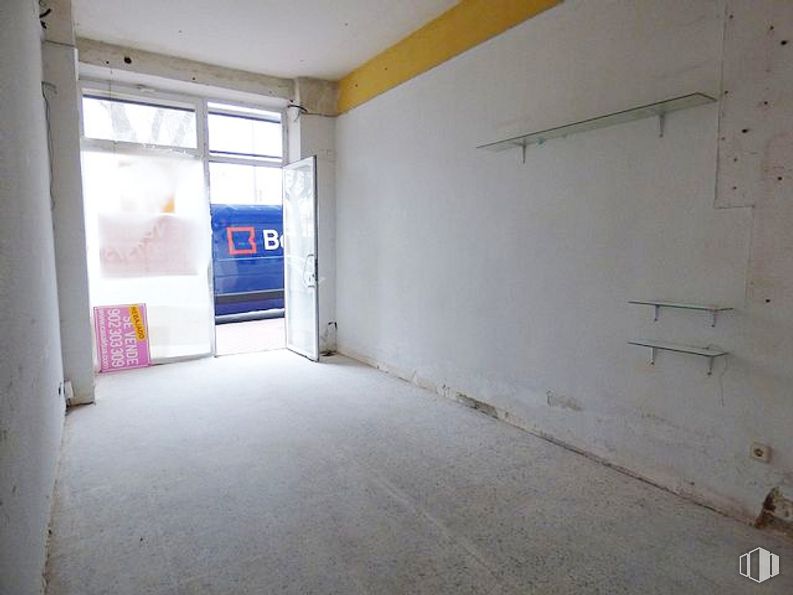 Retail for sale at Avenida Inmaculada Concepción, 42, Ávila, 05005 with door, fixture, window, interior design, floor, flooring, wood, paint, composite material and ceiling around