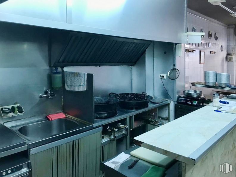 Local en venta en Calle Ramírez Tomé, Puente de Vallecas, Madrid, 28038 con fregadero, mesa, encimera, cocina, aparato de cocina, fregadero, cocina, ebanistería, estufa de gas y interiorismo alrededor