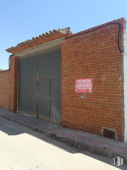 Land for sale at Calle Hernán Cortés, 23, Lillo, Toledo, 45870 with house, door, sky, property, wood, road surface, brickwork, brick, asphalt and composite material around