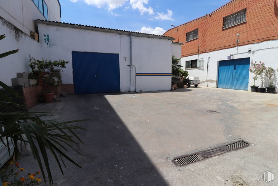 Local en venta en Avenida Fuenlabrada, 92, Humanes de Madrid, Madrid, 28970 con ventana, puerta, planta, cielo, nube, superficie de carretera, lote de tierra, asfalto, edificio y accesorio alrededor