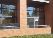 Office for rent at Calle Isla Graciosa, San Sebastián de los Reyes, Madrid, 28700 with window, wall, brick, composite material, brickwork, glass, shade, metal, building material and daylighting around