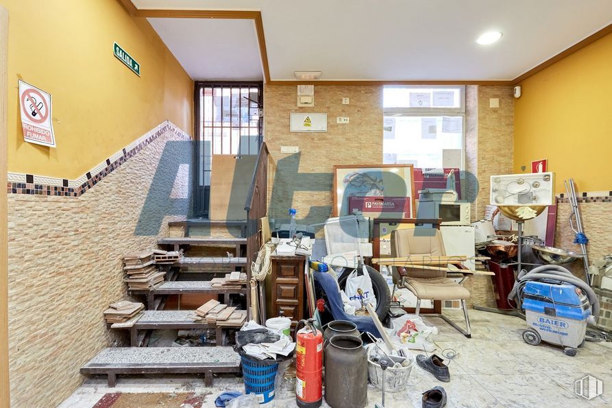 Local en venta en Calle Alberto Palacios, Villaverde, Madrid, 28021 con silla, productos envasados, equipaje y bolsos, edificio, madera, escaleras, diseño de interiores, suelo, piso y ventana alrededor