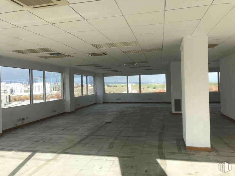 Office for rent at Zona Tres Cantos, Tres Cantos, Madrid, 28760 with window, light fixture, composite material, commercial building, ceiling, high-rise building, glass, condominium, headquarters and daylighting around