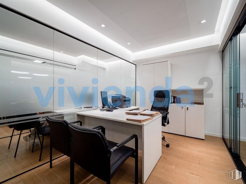 Oficina en venta en Plaza José Moreno Villa, Moncloa - Aravaca, Madrid, 28008 con silla, escritorio, mesa, edificio, mueble, propiedad, interiorismo, diseño automovilístico, suelos y silla de oficina alrededor