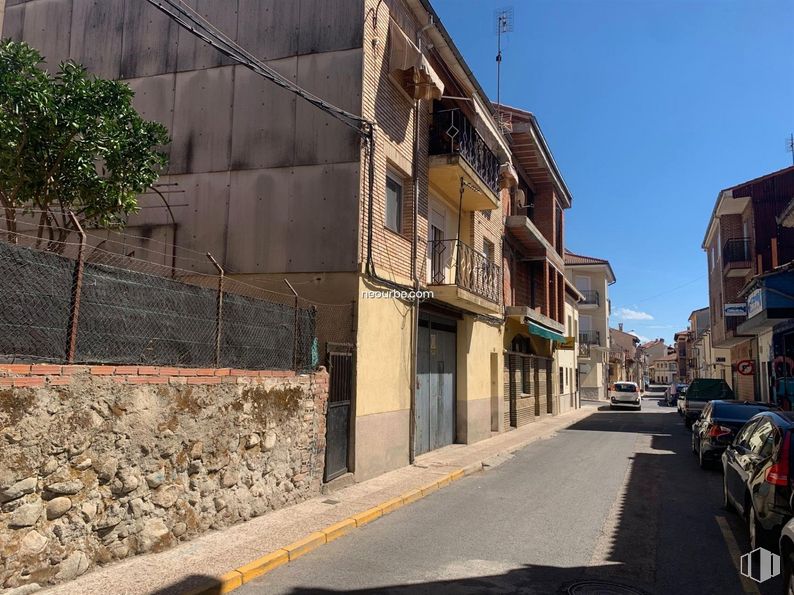 Land for sale at Calle Almanzor, Candeleda, Ávila, 05480 with car, building, sky, window, road surface, house, vehicle, slope, residential area and urban design around