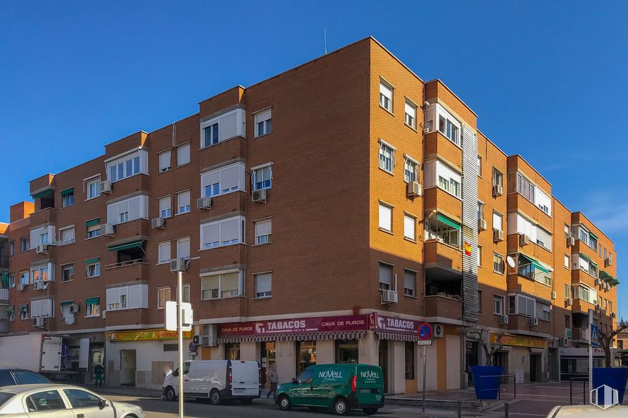 Retail for sale at Calle Puerto Bonaigua, 1, Torrejón de Ardoz, Madrid, 28850 with van, car, building, tire, automotive parking light, sky, land vehicle, wheel, vehicle and property around