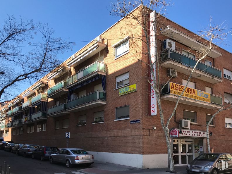 Retail for sale & for rent at Calle Marquesa de Torrecilla, 4, Ciudad Lineal, Madrid, 28027 with car, window, building, wheel, tire, land vehicle, sky, vehicle, automotive parking light and vehicle registration plate around