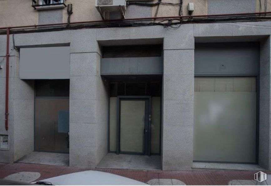 Local en venta en Calle Real, San Sebastián de los Reyes, Madrid, 28700 con puerta, edificio, accesorio, exterior automotriz, rectángulo, fachada, material compuesto, gas, ventana y tintes y sombras alrededor