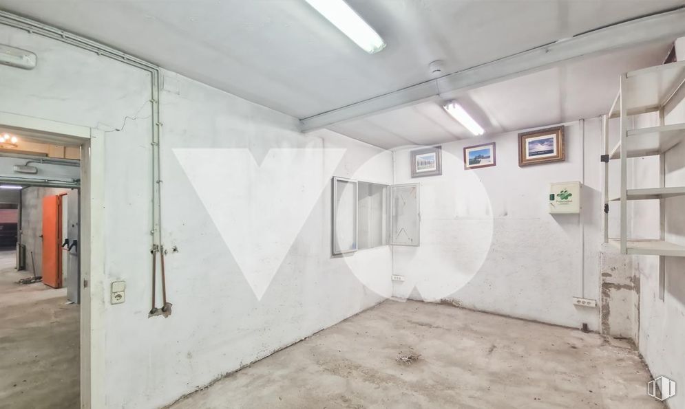 Retail for sale at Calle San Leopoldo, Tetuán, Madrid, 28029 with flooring, ceiling, floor, composite material, door, metal, concrete, electrical supply, plaster and paint around