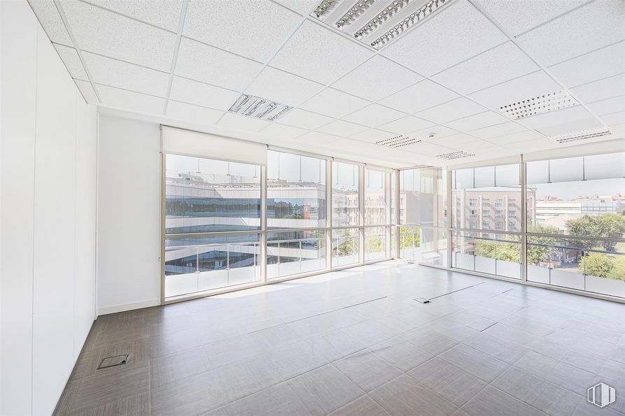 Oficina en alquiler en Calle Julián Camarillo, 53, San Blas - Canillejas, Madrid, 28037 con planta, edificio, casa, sombra, suelos, suelo, diseño urbano, condominio, vidrio y fachada alrededor