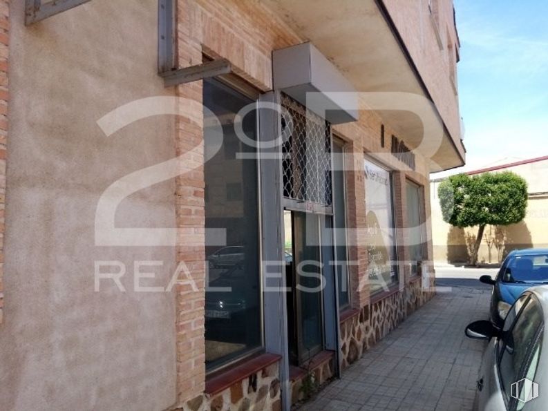 Local en venta en Casco urbano, Consuegra, Toledo, 45700 con coche, ventana, planta, edificio, casa, cielo, ladrillo, barrio, puerta y sombra alrededor