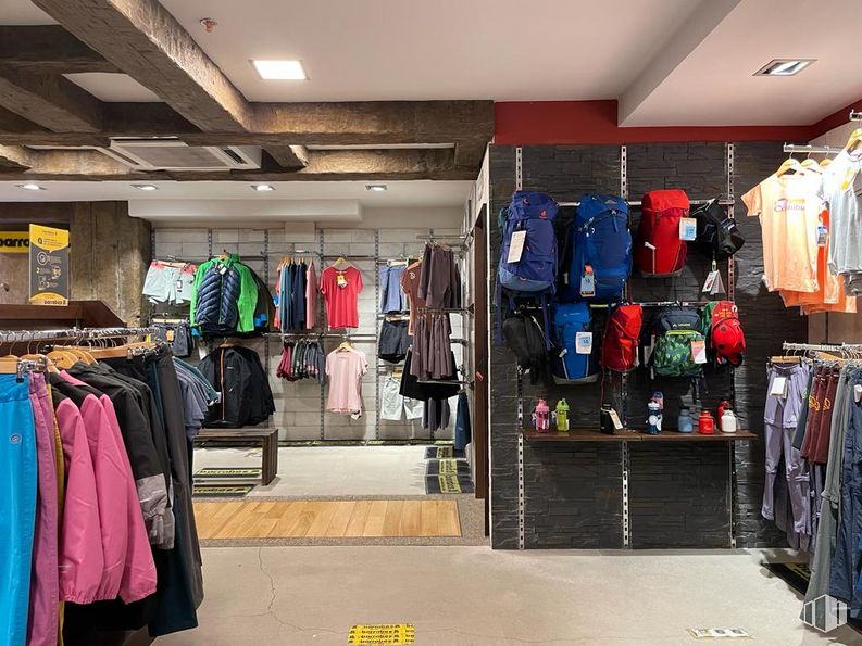 Local en venta en Calle Rivera de Curtidores, 21, Centro, Madrid, 28005 con bolsa, ropa de calle, equipaje y bolsos, percha, venta al por menor, maletas y bolsas, ir de compras, estante, servicio y cliente alrededor