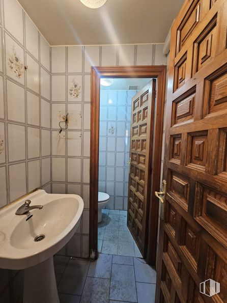 Retail for rent at Calle Donoso Cortés, Chamberí, Madrid, 28015 with sink, door, property, tap, fixture, plumbing fixture, bathroom, lighting, interior design and wood around