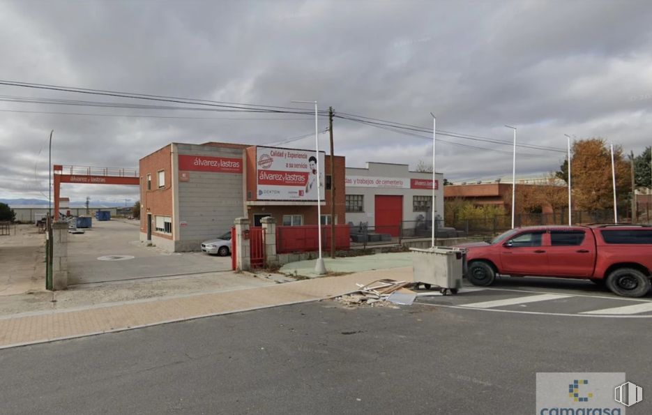 Industrial for sale & for rent at Calle Jorge de Santayana, 25, Ávila, 05004 with car, tire, asphalt, automotive parking light, overhead power line, automotive tail & brake light, electrical supply, parking, wire and truck around