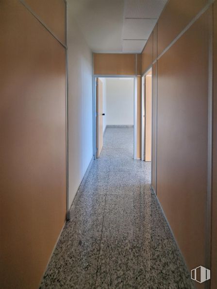 Oficina en alquiler en Zona El Pinar - Punta Galea, Las Rozas de Madrid, Madrid, 28230 con accesorio, suelo, suelos, madera, hall, pared, rectángulo, techo, simetría y vidrio alrededor