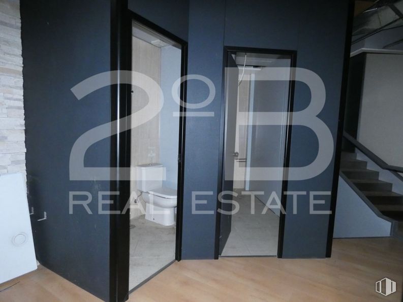 Local en venta en Zona Parque Paris, Las Rozas de Madrid, Madrid, 28230 con ebanistería, edificio, accesorio, puerta, rectángulo, diseño automotriz, puerta del vehículo, madera, fuente y suelo alrededor