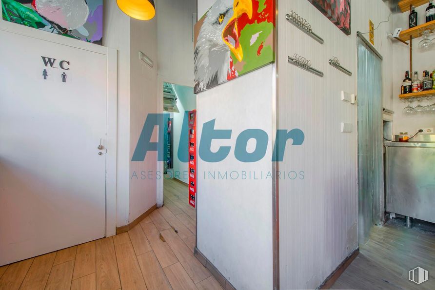 Retail for sale & for rent at Calle Barrilero, Retiro, Madrid, 28007 with door and apartment around