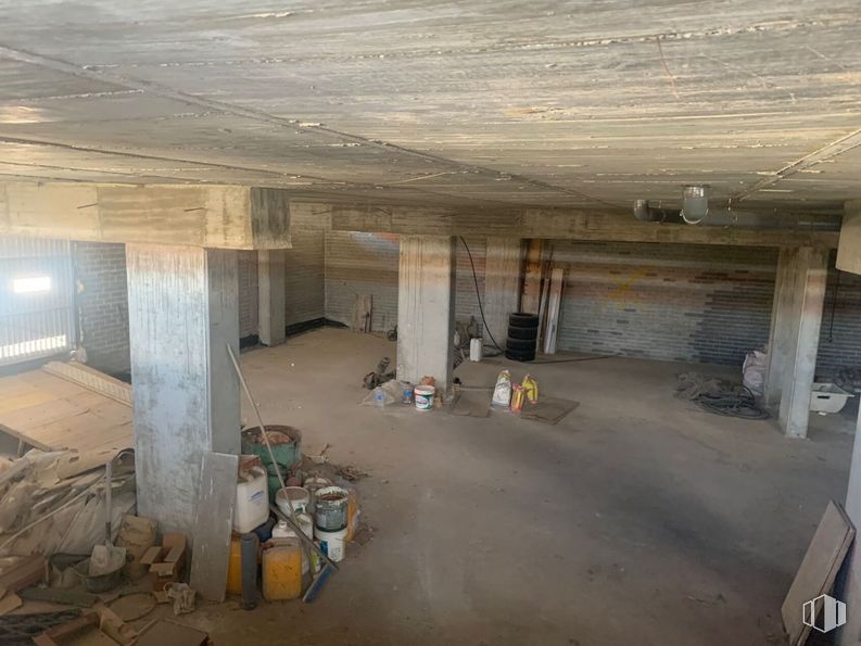 Retail for sale at Calle Banderas de Castilla, 11, Ávila, 05001 with floor, flooring, building, composite material, building material, wood, ceiling, concrete, room and fixture around