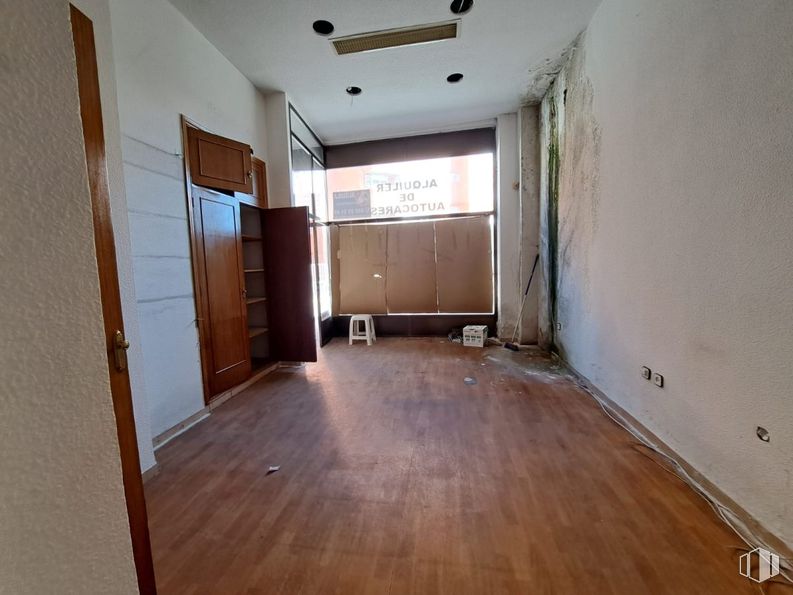 Retail for rent at Calle Alfonso de Montalvo, Ávila, 05001 with light fixture, fixture, door, wood, hall, building, flooring, hardwood, window and ceiling around