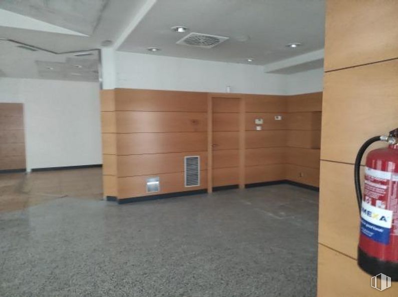 Retail for sale at Calle Rafael Alberti, 11, Collado Villalba, Madrid, 28400 with cabinetry, fire extinguisher, flooring, floor, gas, wood, building, event, fixture and cylinder around