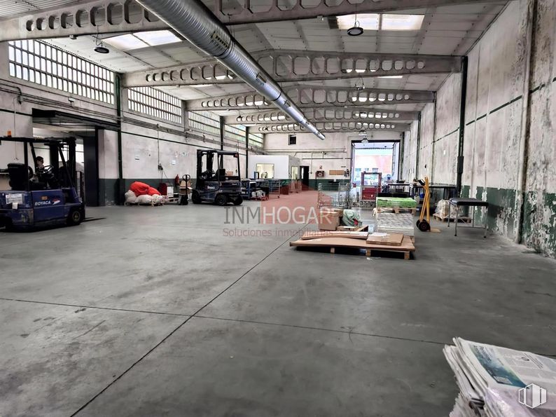 Industrial for sale at Polígono Hervencias, Ávila, 05004 with building, floor, flooring, automotive design, automotive parking light, asphalt, wood, hall, car and motor vehicle around