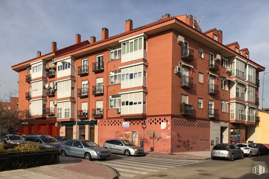 Retail for rent at Calle Paz, 47, Fuenlabrada, Madrid, 28945 with car, building, wheel, tire, land vehicle, sky, window, vehicle, plant and urban design around