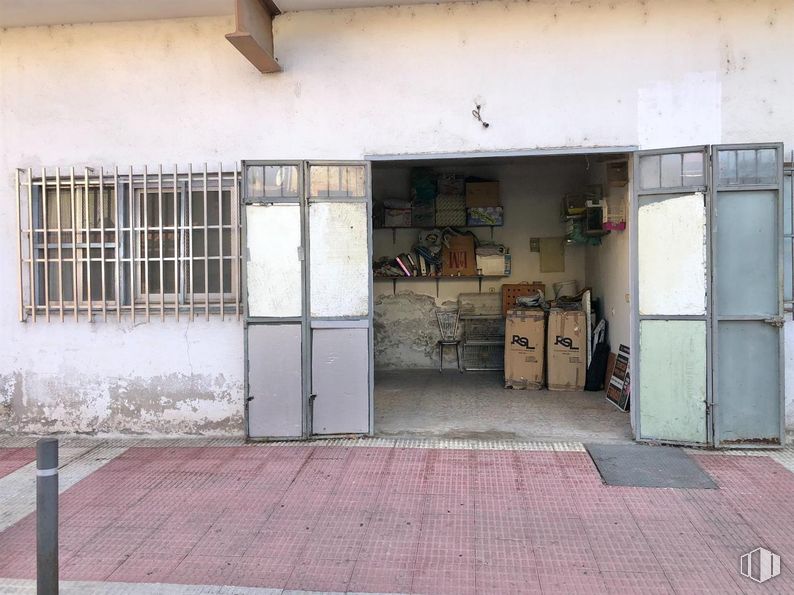 Retail for sale at Calle San José, 31, Collado Villalba, Madrid, 28400 with window, door, wall, floor, composite material, concrete, gate, shade, building material and home door around