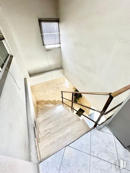 Nave en venta en Calle Tulipero, Carabanchel, Madrid, 28044 con ventana, persiana de la ventana, suelos, suelo, escaleras, material compuesto, techo, pasamanos, iluminación natural y material de construcción alrededor