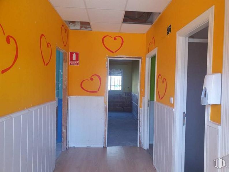 Local en alquiler en Zona centro, Camarma de Esteruelas, Madrid, 28816 con propiedad, edificio, pintura, azure, puerta, naranja, interiorismo, madera, casa y suelo alrededor