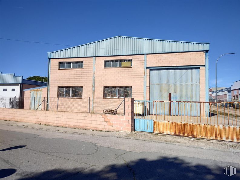 Industrial for sale at Avenida Cañales, 4, Chapinería, Madrid, 28694 with window, street light, sky, wall, composite material, building material, concrete, brickwork, siding and daylighting around