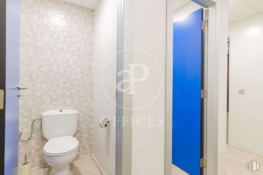 Oficina en alquiler y venta en Calle Alfonso Gómez, San Blas - Canillejas, Madrid, 28037 con inodoro, propiedad, producto, cuarto de baño, accesorio, asiento del inodoro, puerta, morado, accesorios de fontanería y edificio alrededor