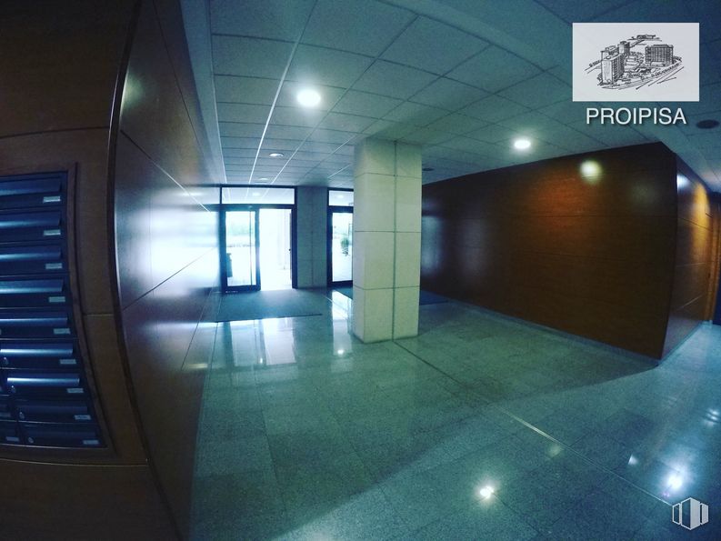 Office for sale & for rent at Calle Casas de Miravete, Villa de Vallecas, Madrid, 28031 with window blind, fixture, building, interior design, door, flooring, floor, ceiling, glass and space around