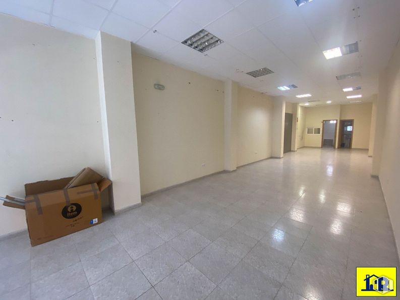 Local en alquiler en Centro urbano, Cuenca, 16002 con caja, propiedad, puerta, caja de envío, suelo, suelos, hall, madera, accesorio y madera dura alrededor