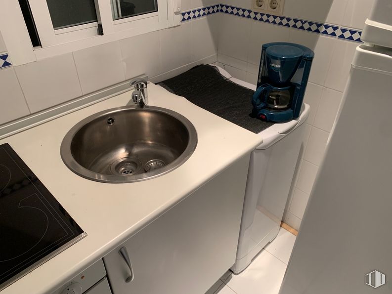 Oficina en alquiler en Zona Centro, Centro, Madrid, 28015 con fregadero, grifo, accesorio de fontanería, propiedad, ebanistería, lavabo de baño, encimera, gris, piso y cocina alrededor