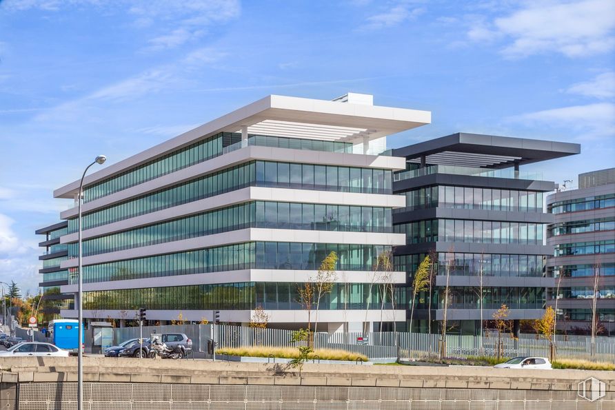 Office for rent at Edificio Helios, Spaces Campo Naciones, Hortaleza, Madrid, 28033 with building, cloud, sky, wheel, urban design, tree, tower block, condominium, facade and house around