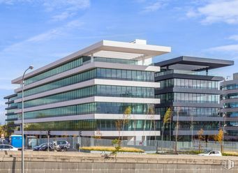 Office for rent at Edificio Helios, Spaces Campo Naciones, Hortaleza, Madrid, 28033 with building, cloud, sky, wheel, urban design, tree, tower block, condominium, facade and house around